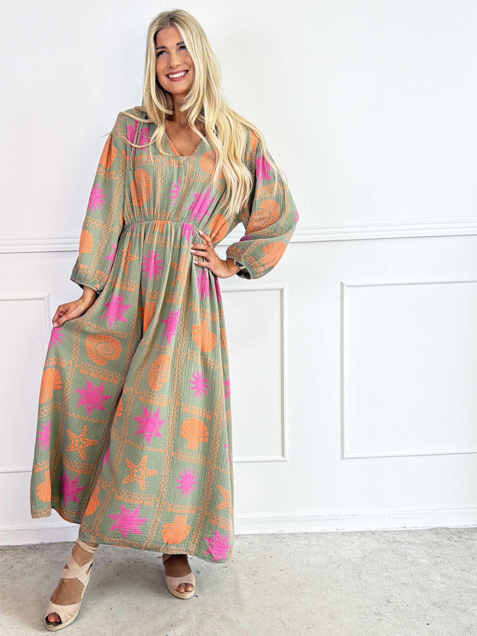 Jasmin - Lång plus size klänning i mjukt muslintyg med färgglada motiv